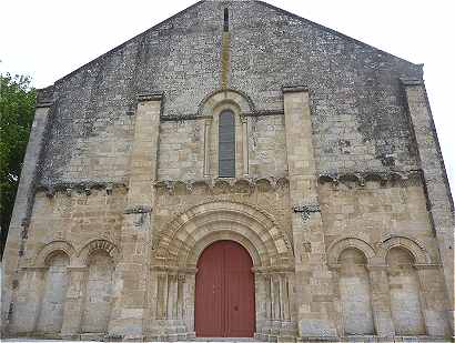 Façade de l'église Saint Chartier à Javarzay (Chef-Boutonne)
