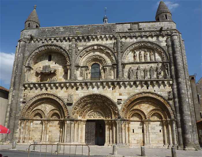Façade de l'église Saint Nicolas de Civray