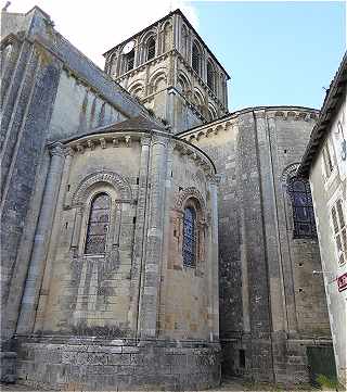 Chevet de l'église Notre-Dame et Saint Junien de Lusignan