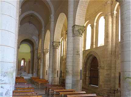 Nef et collatéral de l'église Saint Hilaire de Melle