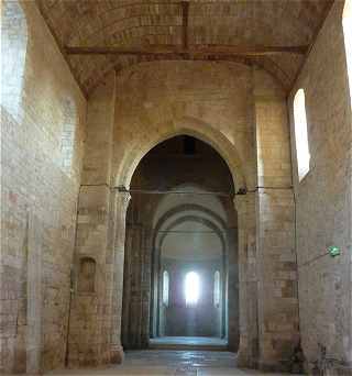 Intérieur de la nef de l'église Saint Savinien de Melle