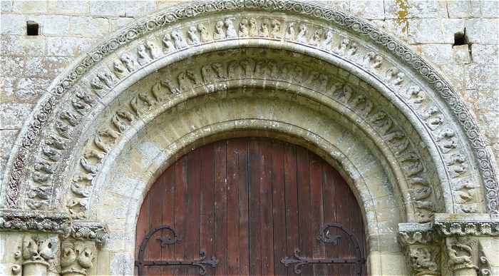 Portail central de l'église Saint Pierre de Parthenay le Vieux