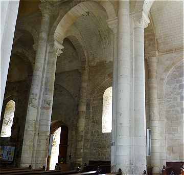 Nef et collatéral de l'église Sainte Eulalie de Secondigny