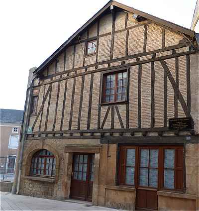 Maison  pans de bois sur la place Saint Mdard