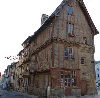 Maison  pans de bois sur la place Saint Mdard