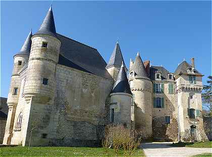 Château de La Celle-Guénand avec à gauche le Châtelet et à droite la tour carrée