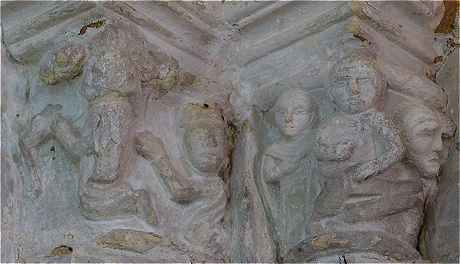 Chapiteaux sculptés dans la nef de l'église Saint Pierre du Petit Pressigny