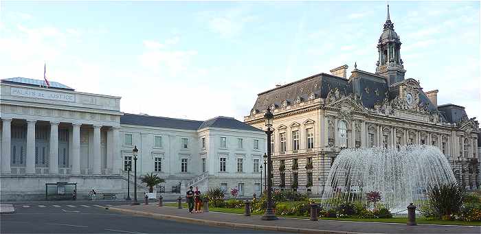 Place Jean Jaurès avec l'Hotel de Ville et le Palais de Justice