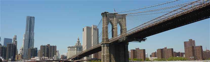 New-York: Brooklyn Bridge au départ de Manhattan, au centre le Manhattan Municipal Building