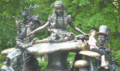 New-York: Statue d'Alice au Pays des Merveilles