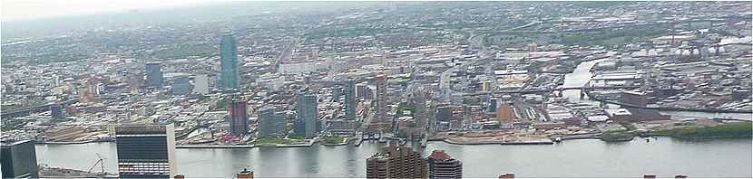 New-York: vue d'ensemble du Queens le long de l'East River, à droite Newton Creek