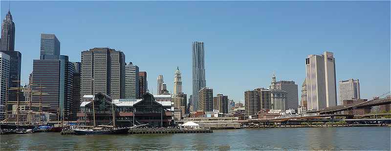New-York: Sud-Est de Manhattan, à droite départ du Brooklyn Bridge
