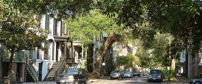 Une rue de Savannah dans la verdure