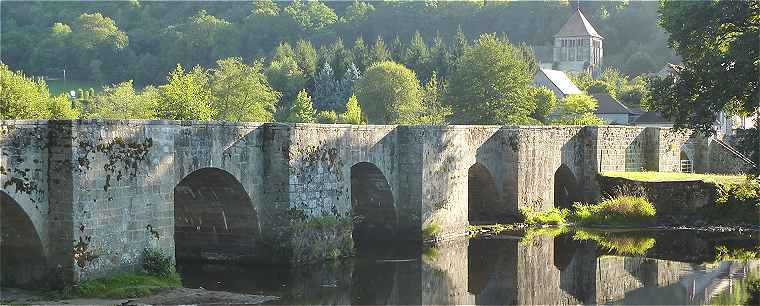 Moutier d'Ahun: Pont médiéval sur la Creuse et église Romane