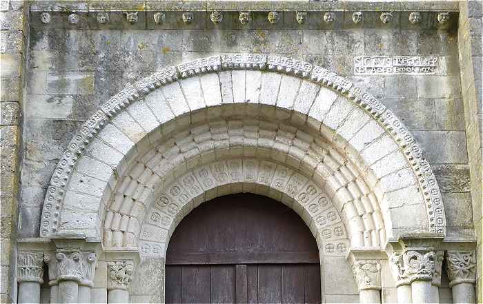Portail du bras Sud du transept de l'église Notre-Dame à Châtillon sur Indre