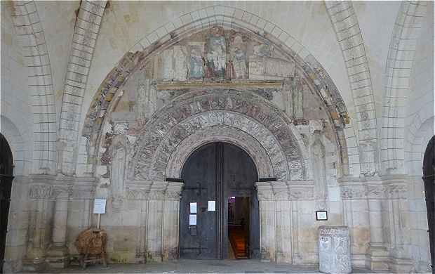 Narthex et Portail pour accèder à la nef de l'église Saint Ours, au-dessus le Tympan