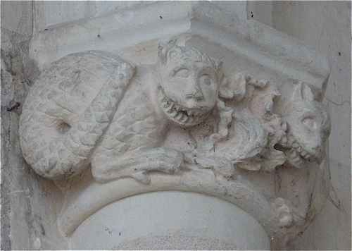 Chapiteau sculpté de l'église Saint Sulpice de Palluau sur Indre
