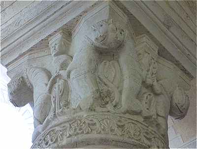 Chapiteau aux monstres à l'intérieur de l'église de Saint Genou