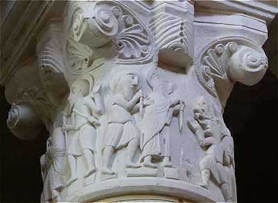 Chapiteau aux lions à l'intérieur de l'église de Saint Genou