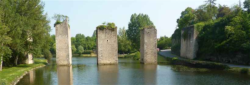 Les Piles du pont-levis du château de Lussac les Châteaux