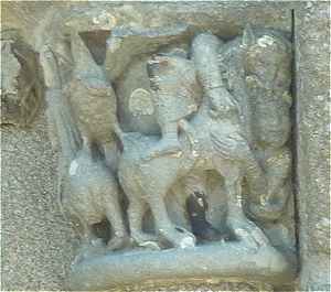 Sculpture d'un chapiteau du portail de l'église de Manot
