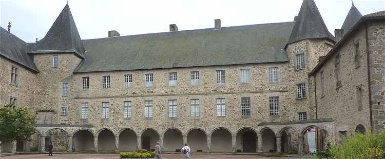 Cour intérieure du château de Rochechouart