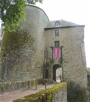 Chatelet d'entrée du château de Rochechouart
