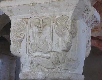 Chapiteau d'un pilier du choeur de l'église Saint Genest de Lavardin