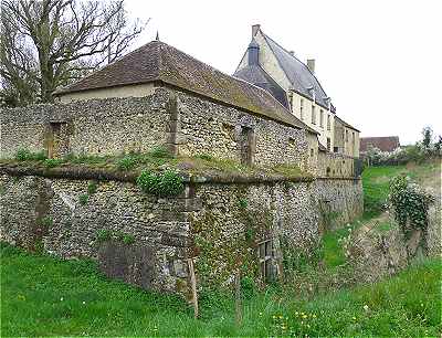 Douves et remparts du château des Radrets à Sargé